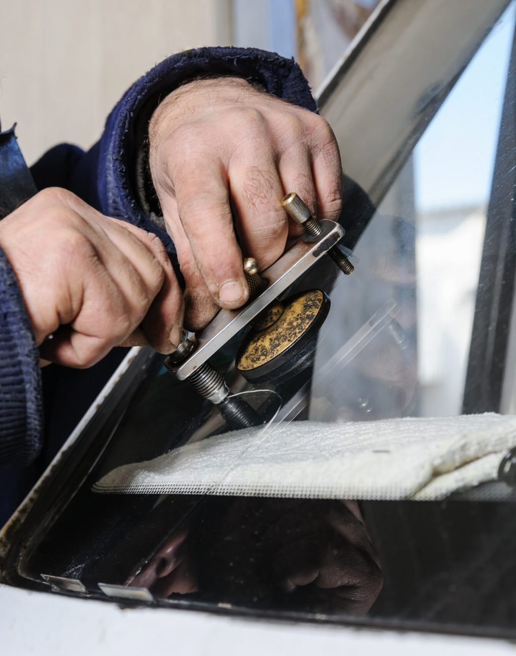 Repair cracked windshield. Repair cracked windshield. Fitter is using Windshield Repair Crack Bridge.